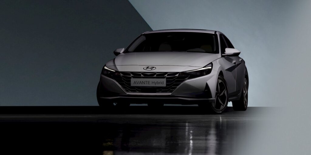 Best Hybrid Cars for Canadian Families 2026: MPG, Cost, and Cold-Weather Battery Performance