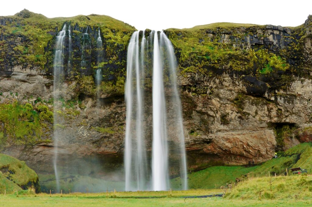 Hot Springs Luxury in Canada and Iceland 2026: Fairmont Willow Stream vs Sparkling Hill vs Blue Lagoon Retreat