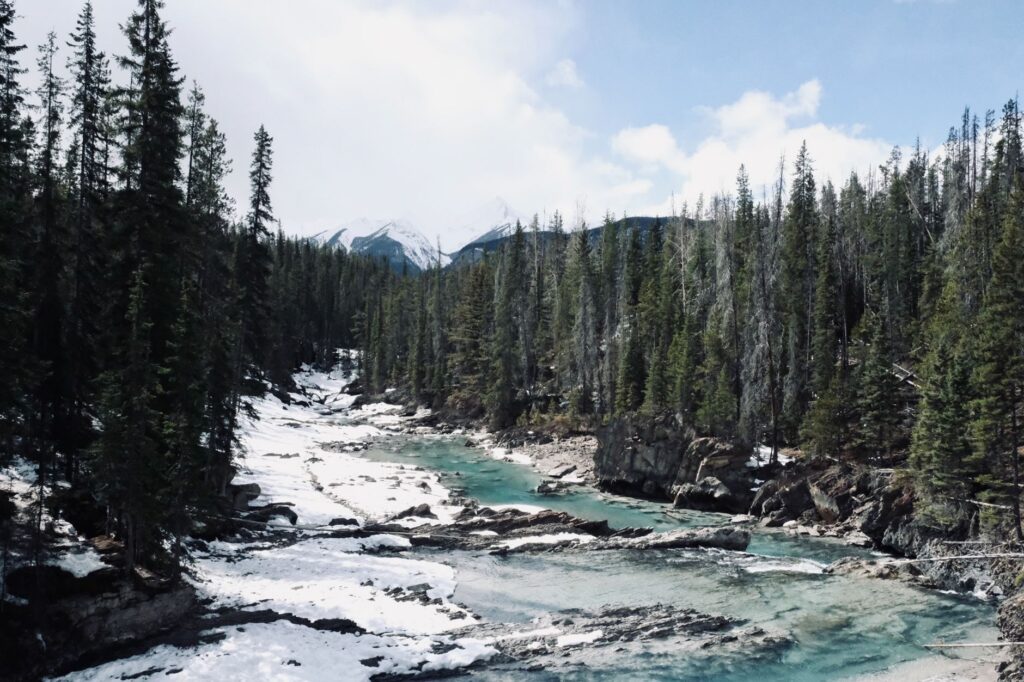 Banff Solo Weekend Guide from Calgary: Transport, Stays, Hikes, and Restaurants